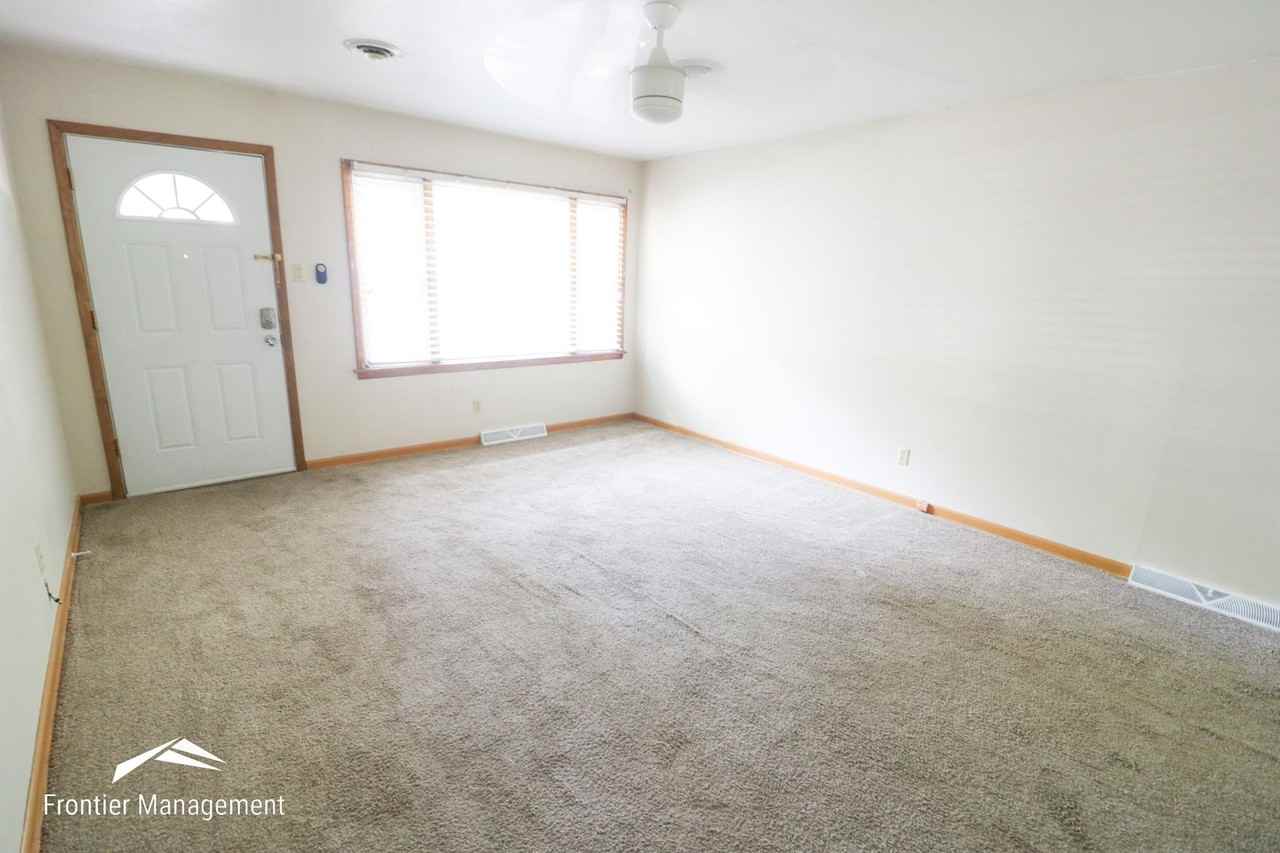 1712 Kenmar Dr - Photo 3 of 10