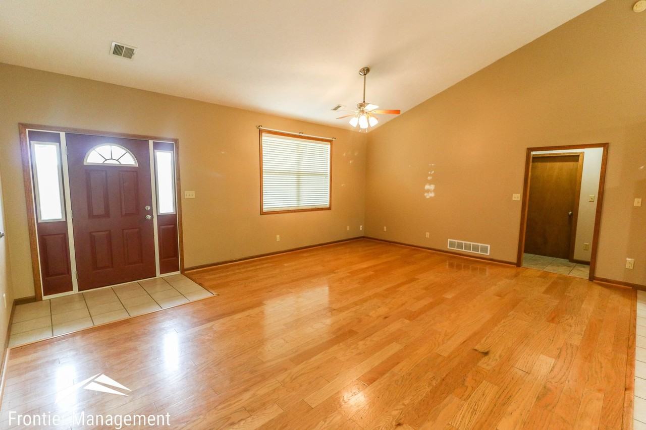 313 Stone Dr - Photo 2 of 14
