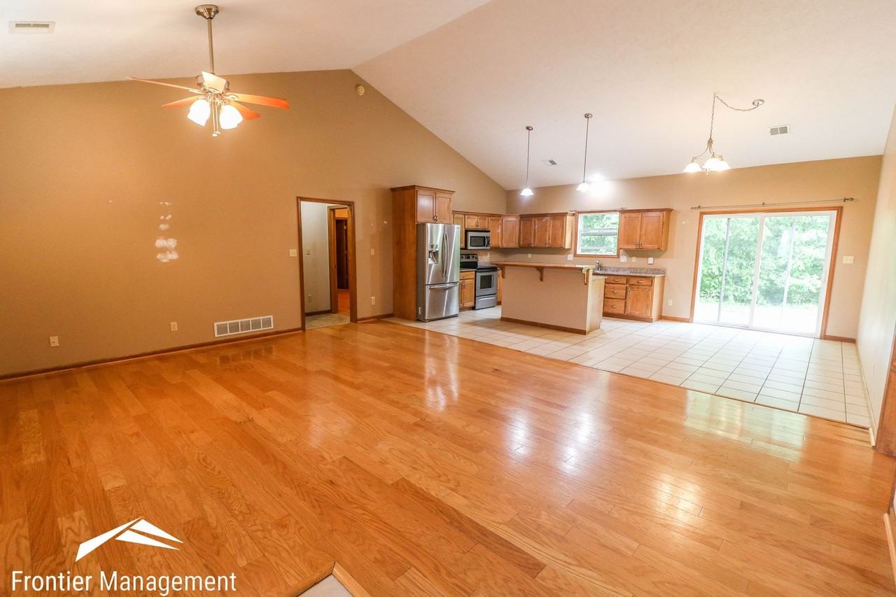 313 Stone Dr - Photo 3 of 14