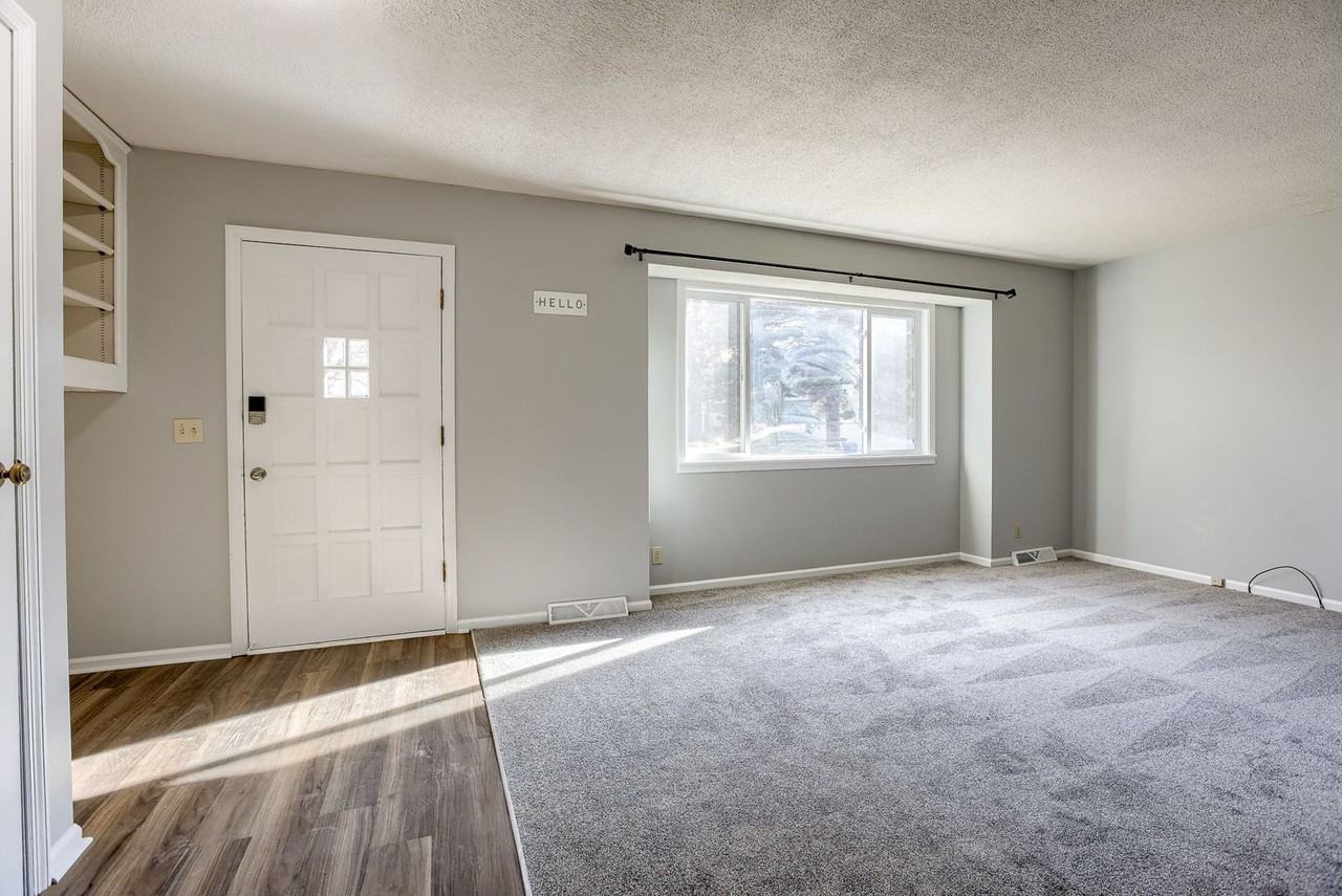 1262 S 163rd Ave - Photo 2 of 23