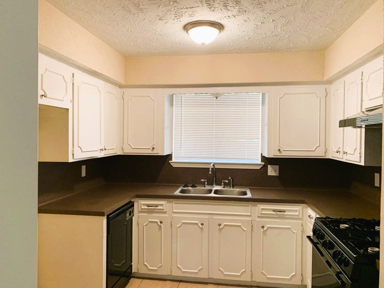 24907 Hickory Hill Rd - Photo 3 of 19