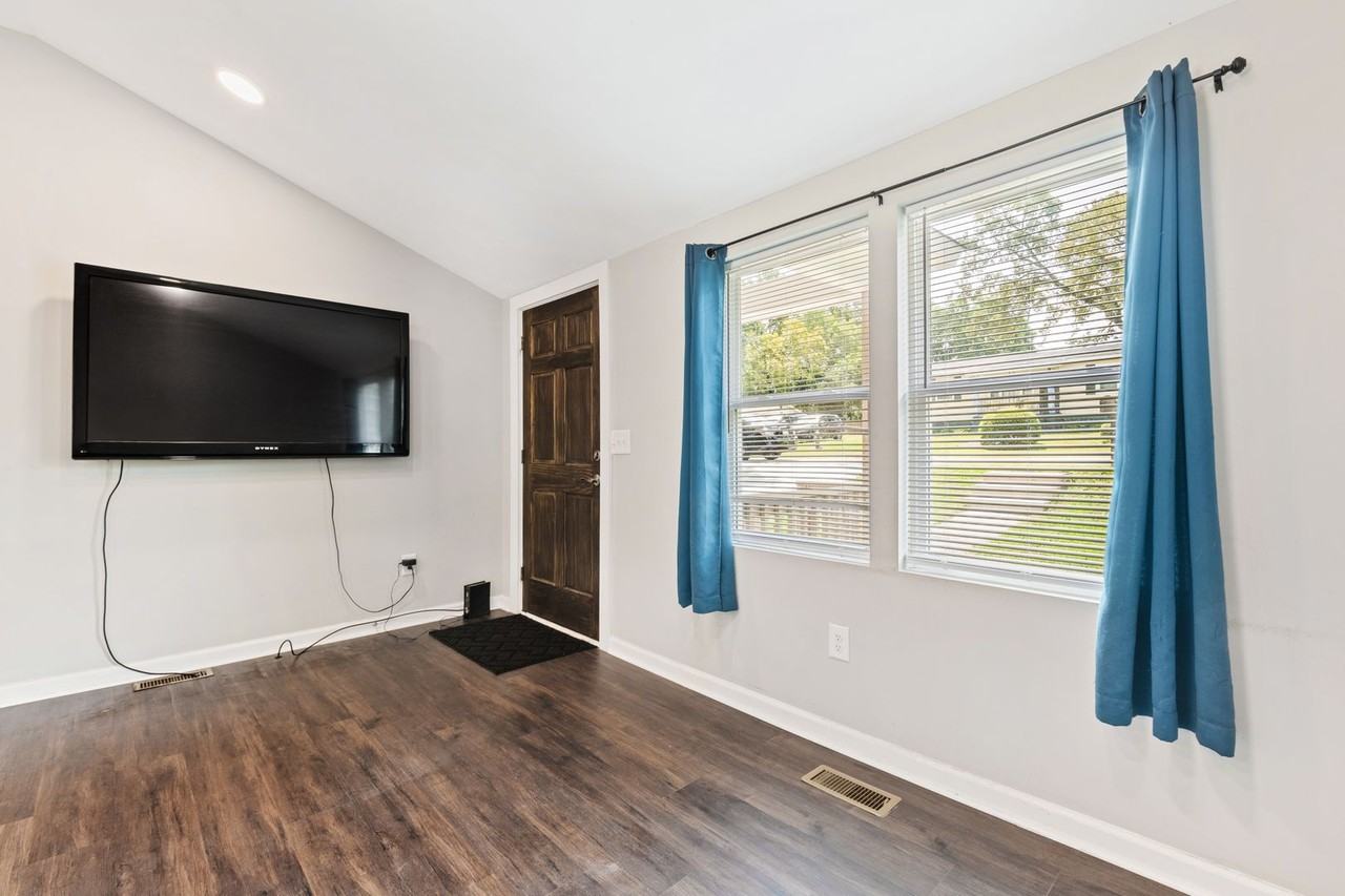 221 Turner St - Photo 6 of 30