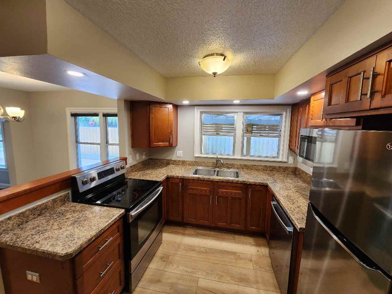 308 S Orange St - Photo 3 of 20