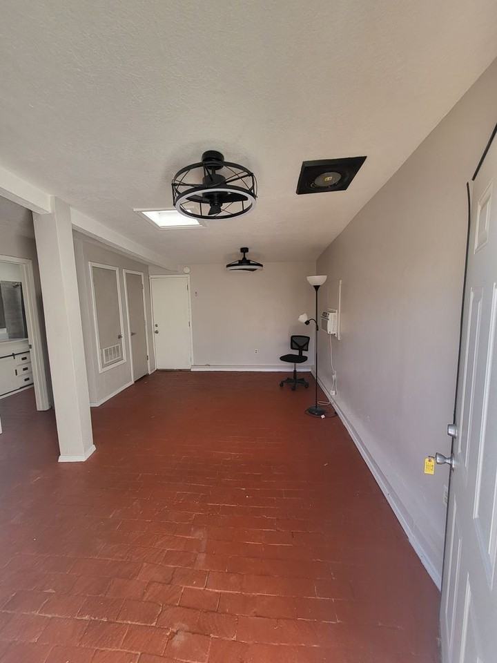 205 Ash St Se - Photo 3 of 7