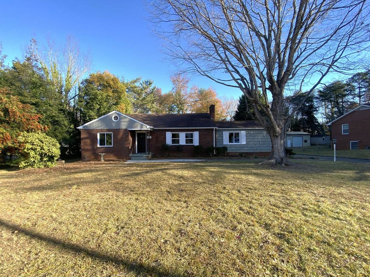 2072 S Hawthorne Rd - Photo 2 of 25
