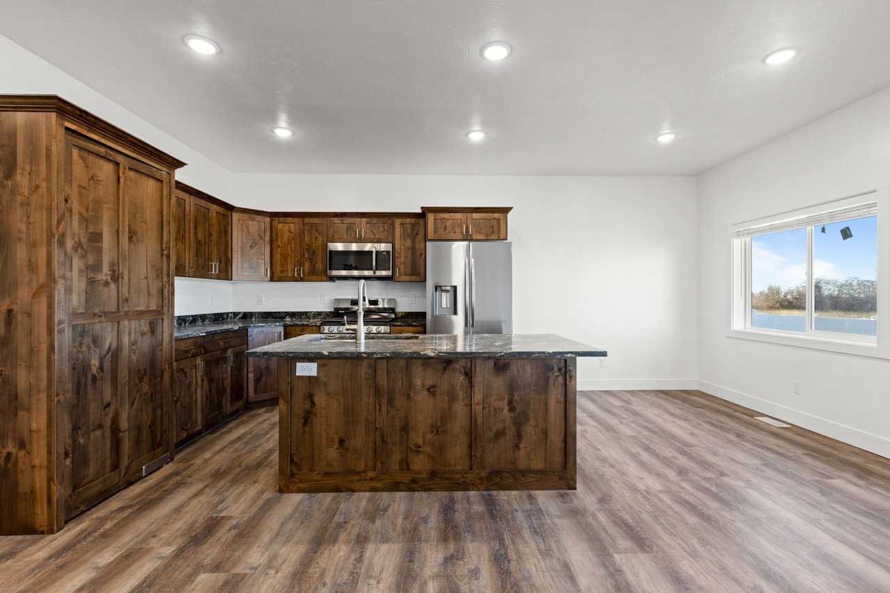 668 S Austin Ave - Photo 6 of 50