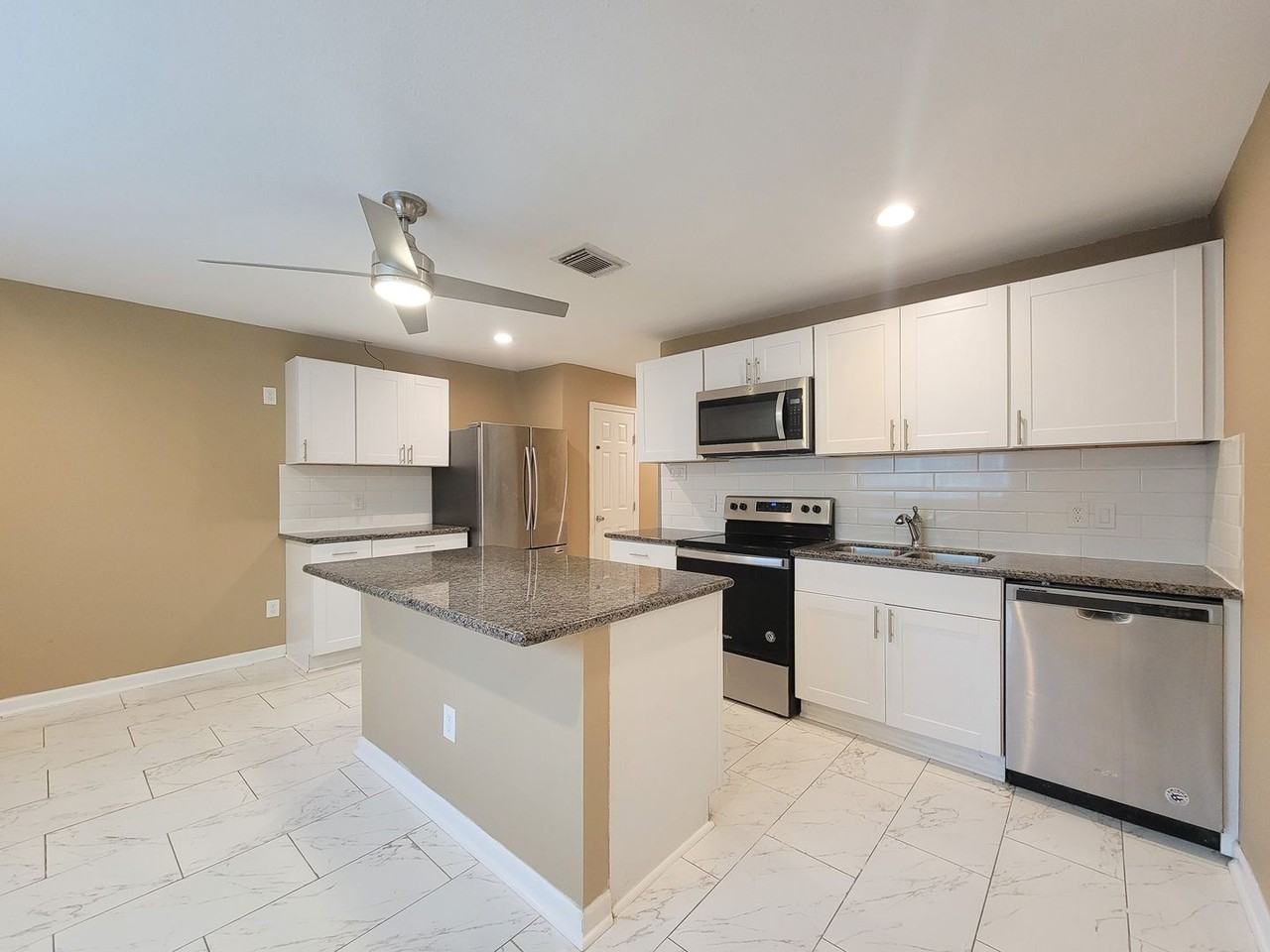 3539 Kentwood Dr - Photo 5 of 34