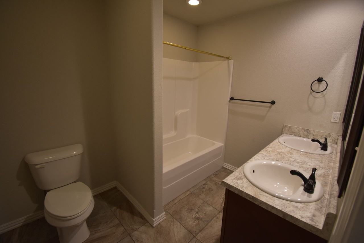 1600 Omaha Dr - Photo 5 of 18