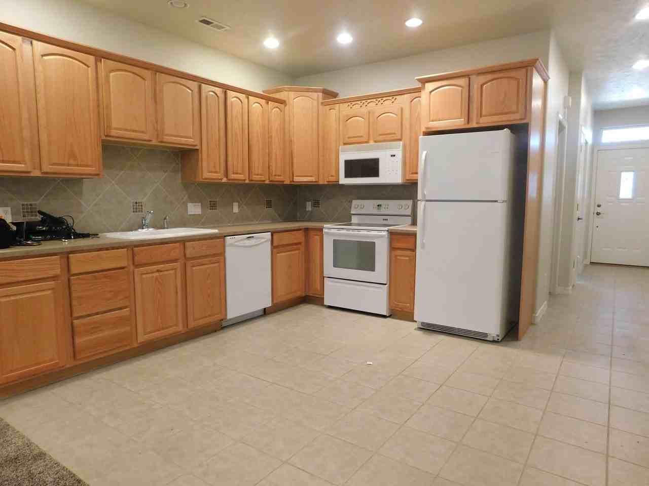 566 1/2 Garden Grove Ct - Photo 4 of 14