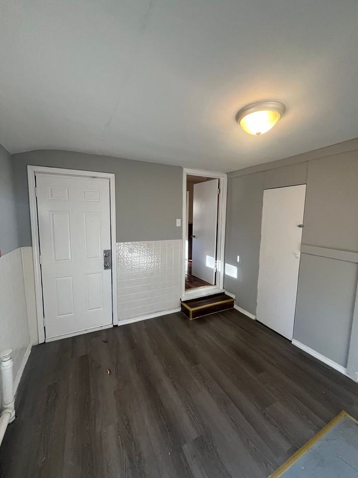 2144 E Grand St - Photo 5 of 15