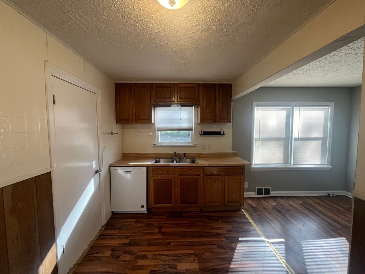 2144 E Grand St - Photo 6 of 15