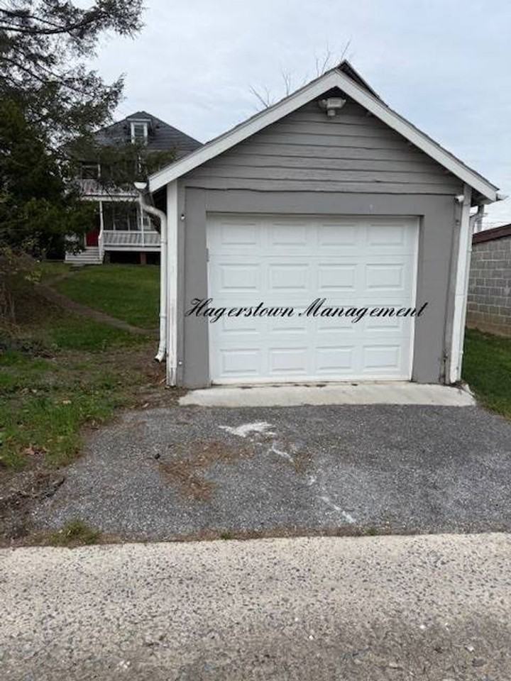 406 Summit Ave - Photo 2 of 8