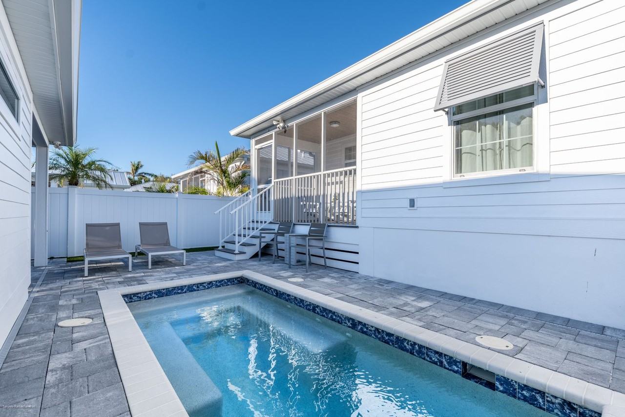 327 Harvey St - Photo 2 of 44