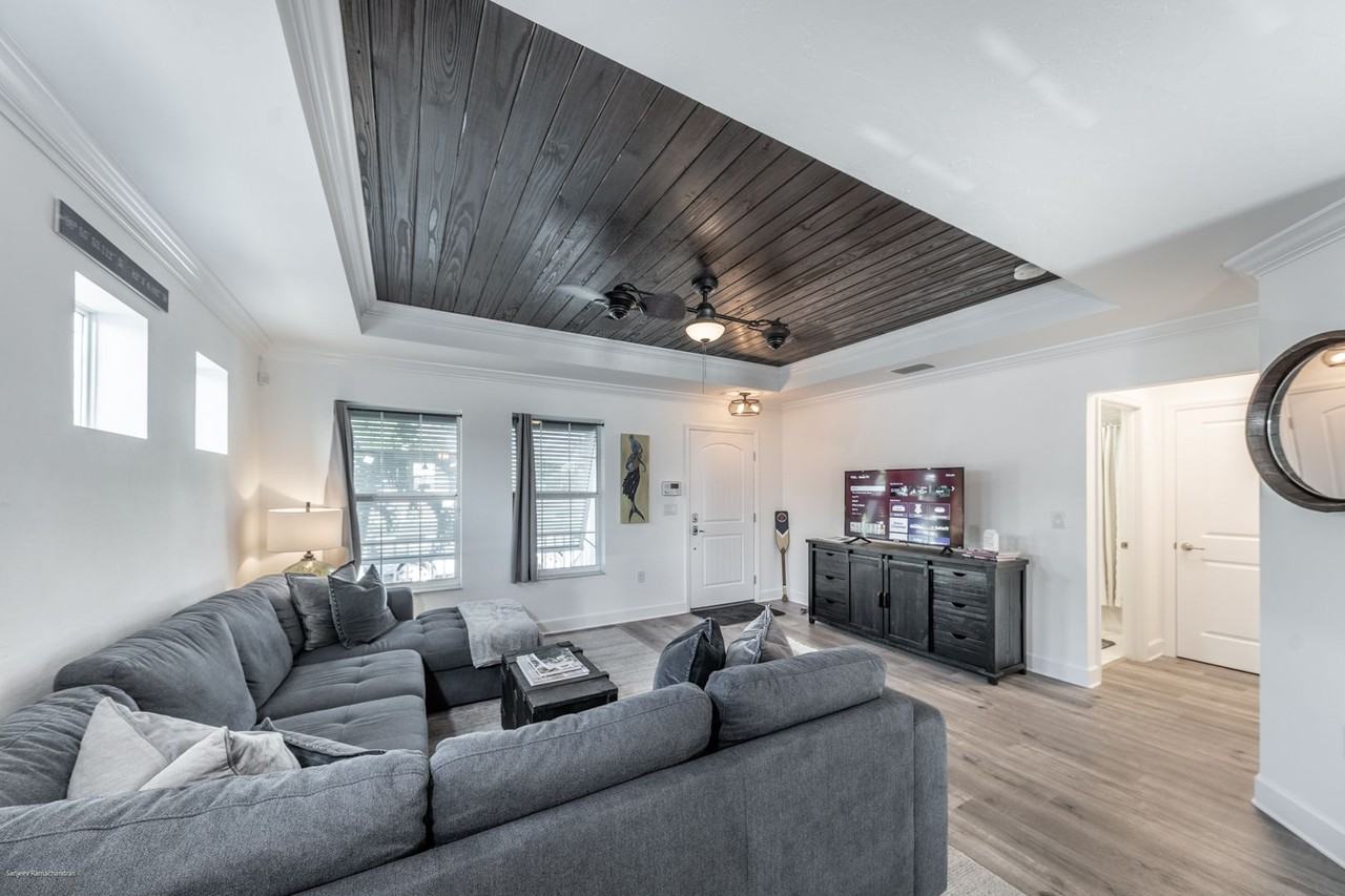 327 Harvey St - Photo 6 of 44