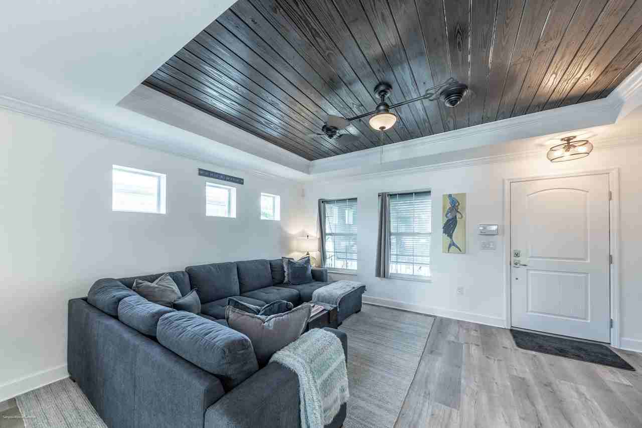 327 Harvey St - Photo 7 of 44