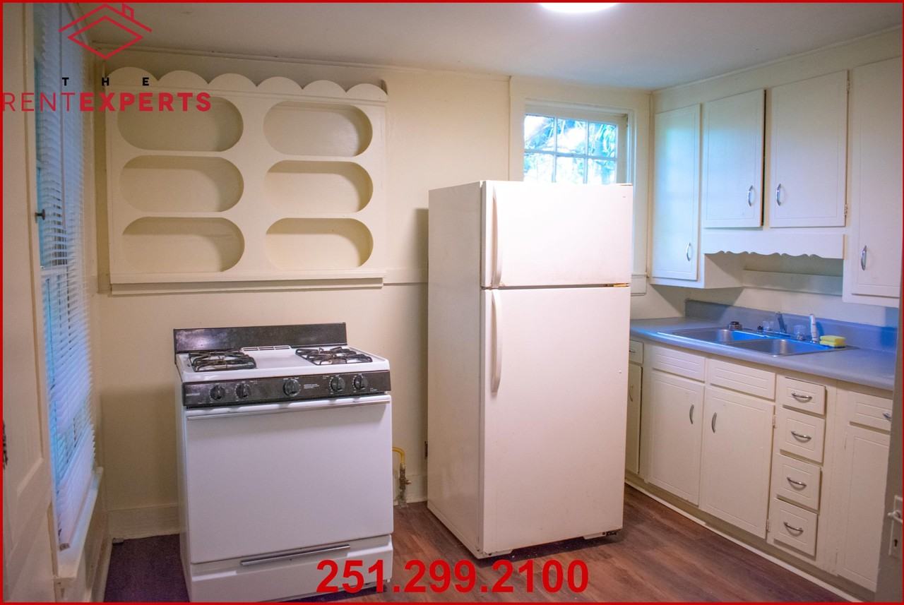1704 Laurel St - Photo 3 of 13