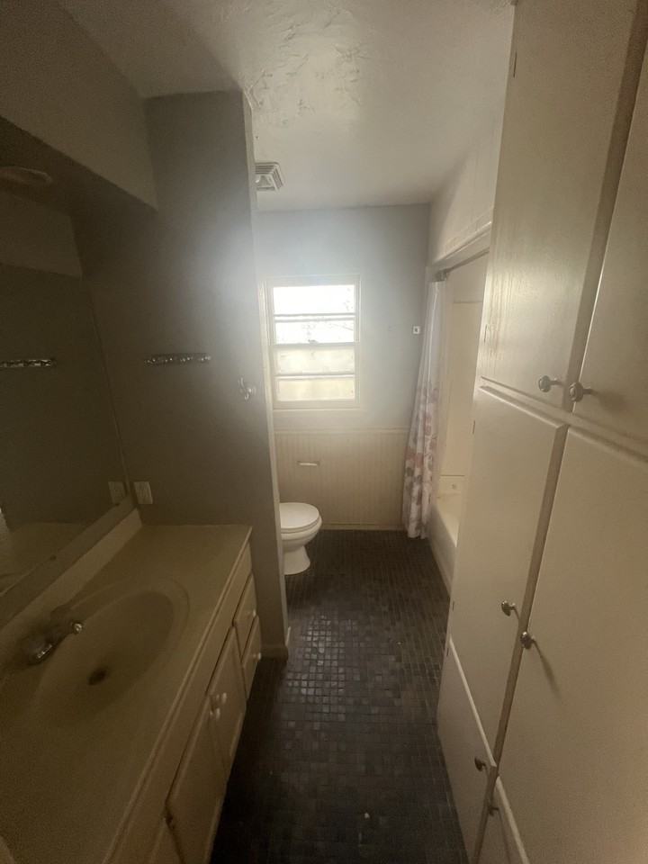 2422 N Vernon St - Photo 2 of 11