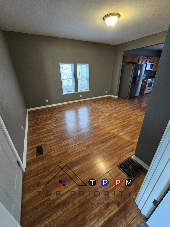 807 W 3rd St - Photo 2 of 11