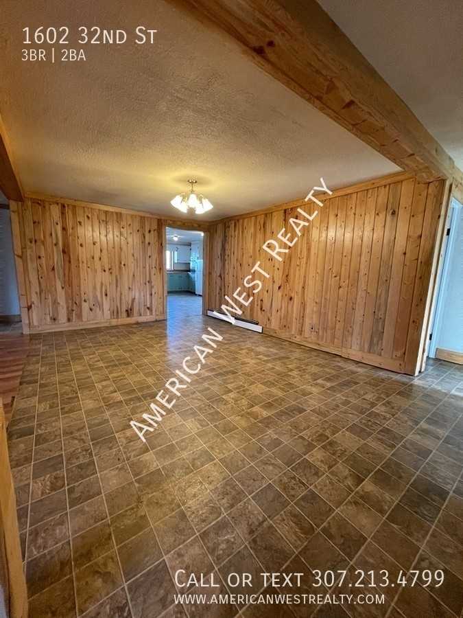 1602 32nd St - Photo 3 of 11