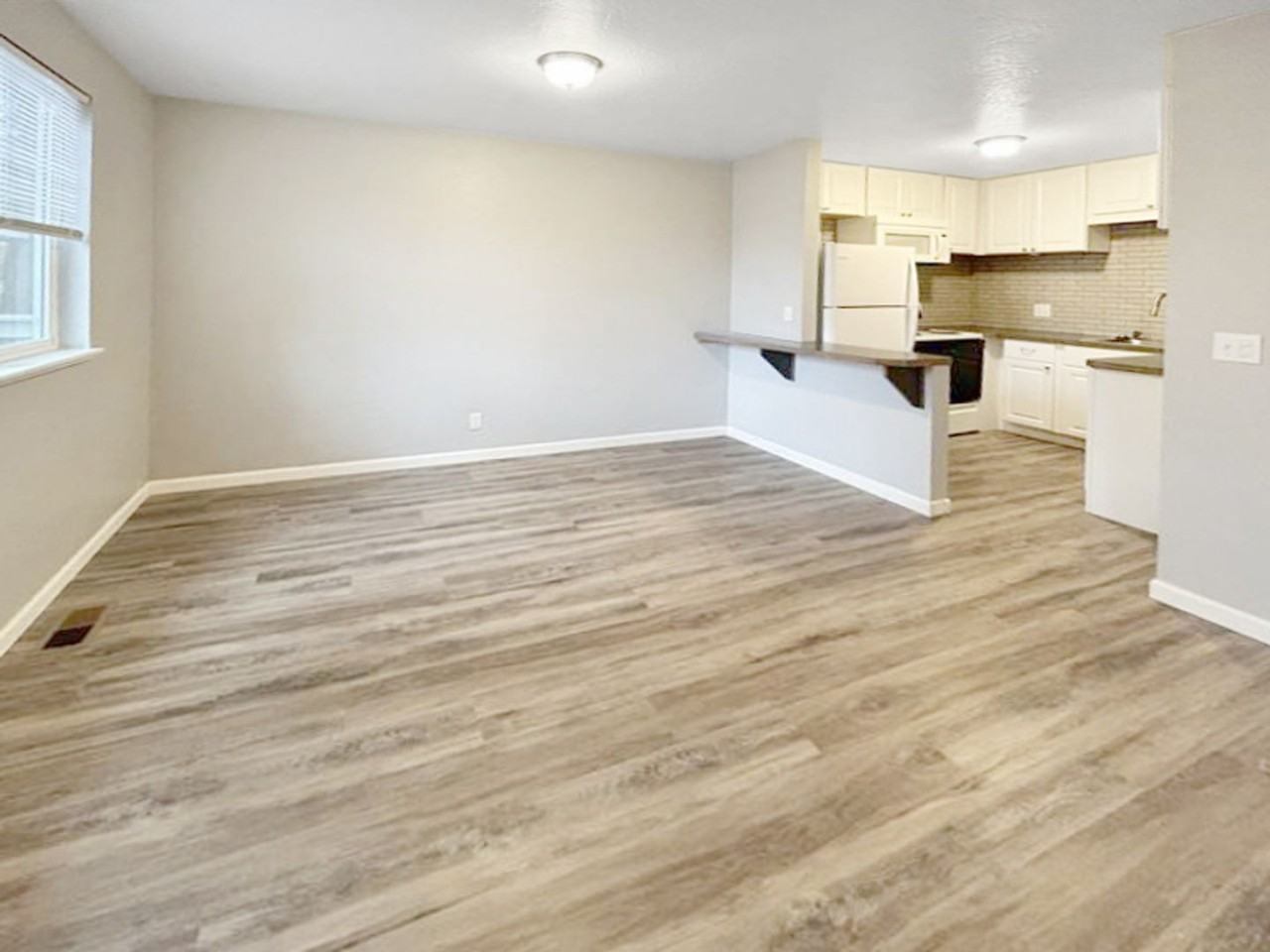 2817 N Honeysuckle Dr - Photo 3 of 9