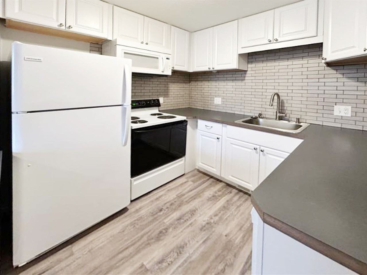 2817 N Honeysuckle Dr - Photo 4 of 9