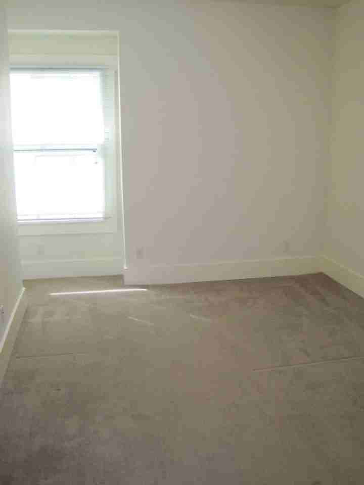 4736 18th Ave Ne #B - Photo 2 of 16
