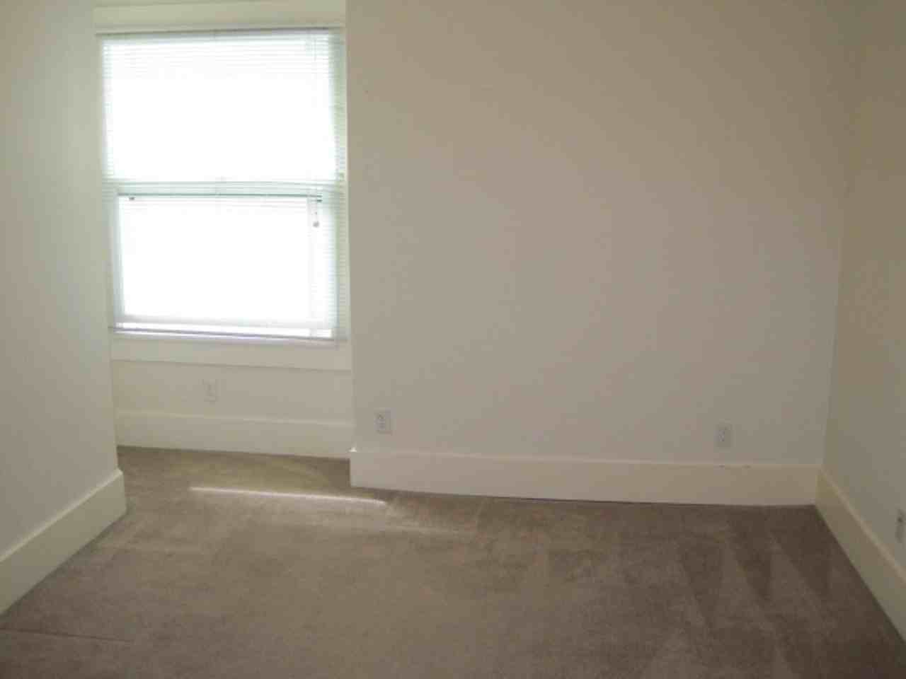 4736 18th Ave Ne #B - Photo 3 of 16