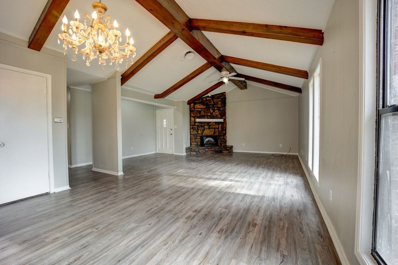 2708 Roxbury Ln - Photo 2 of 19