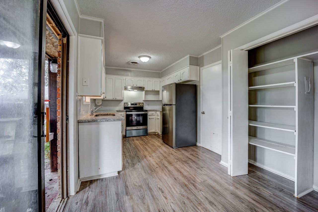 2708 Roxbury Ln - Photo 3 of 19
