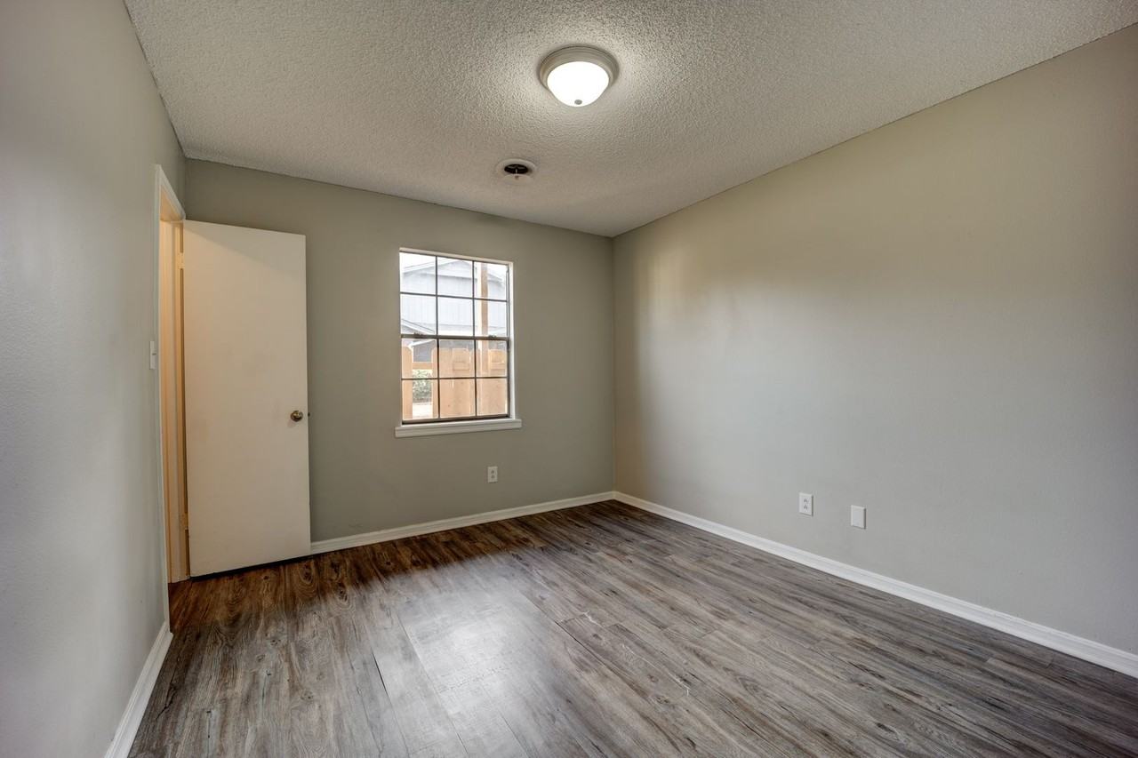 2708 Roxbury Ln - Photo 6 of 19