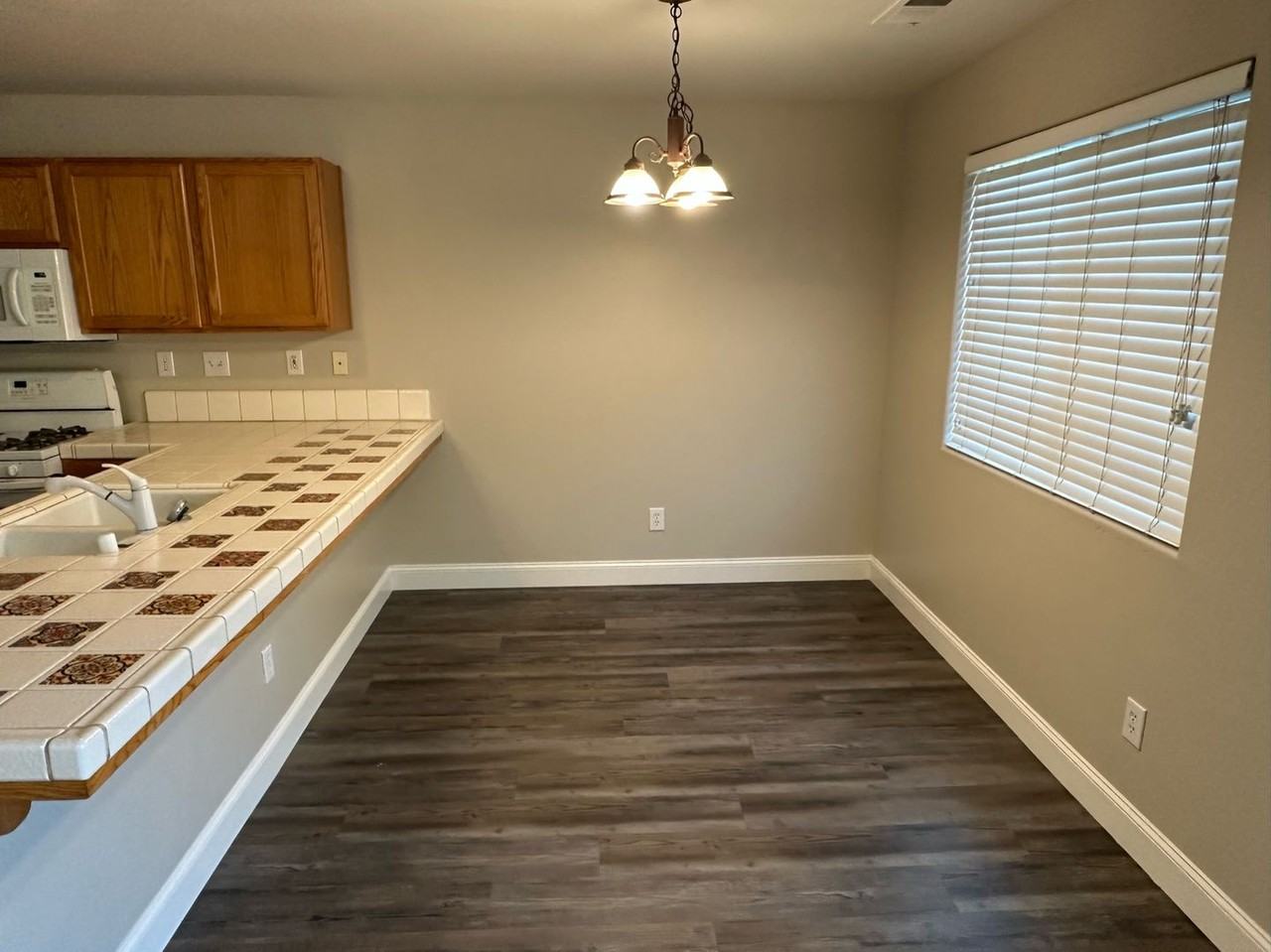 2216 E Arlen Ave - Photo 5 of 25