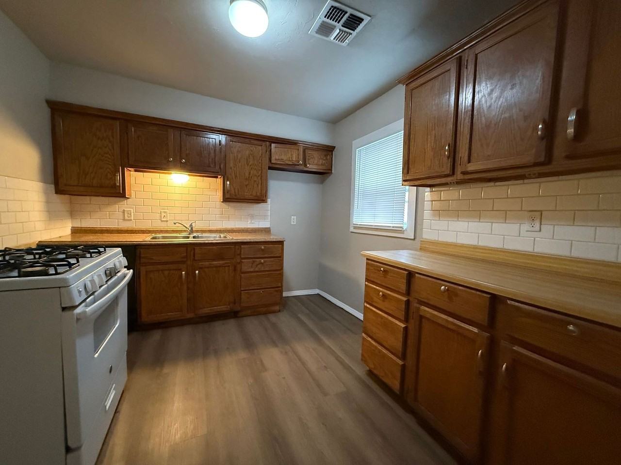 1005 Sw 63rd St - Photo 6 of 40