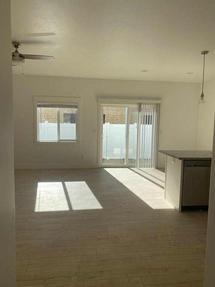 430 S 3rd W - Photo 6 of 35