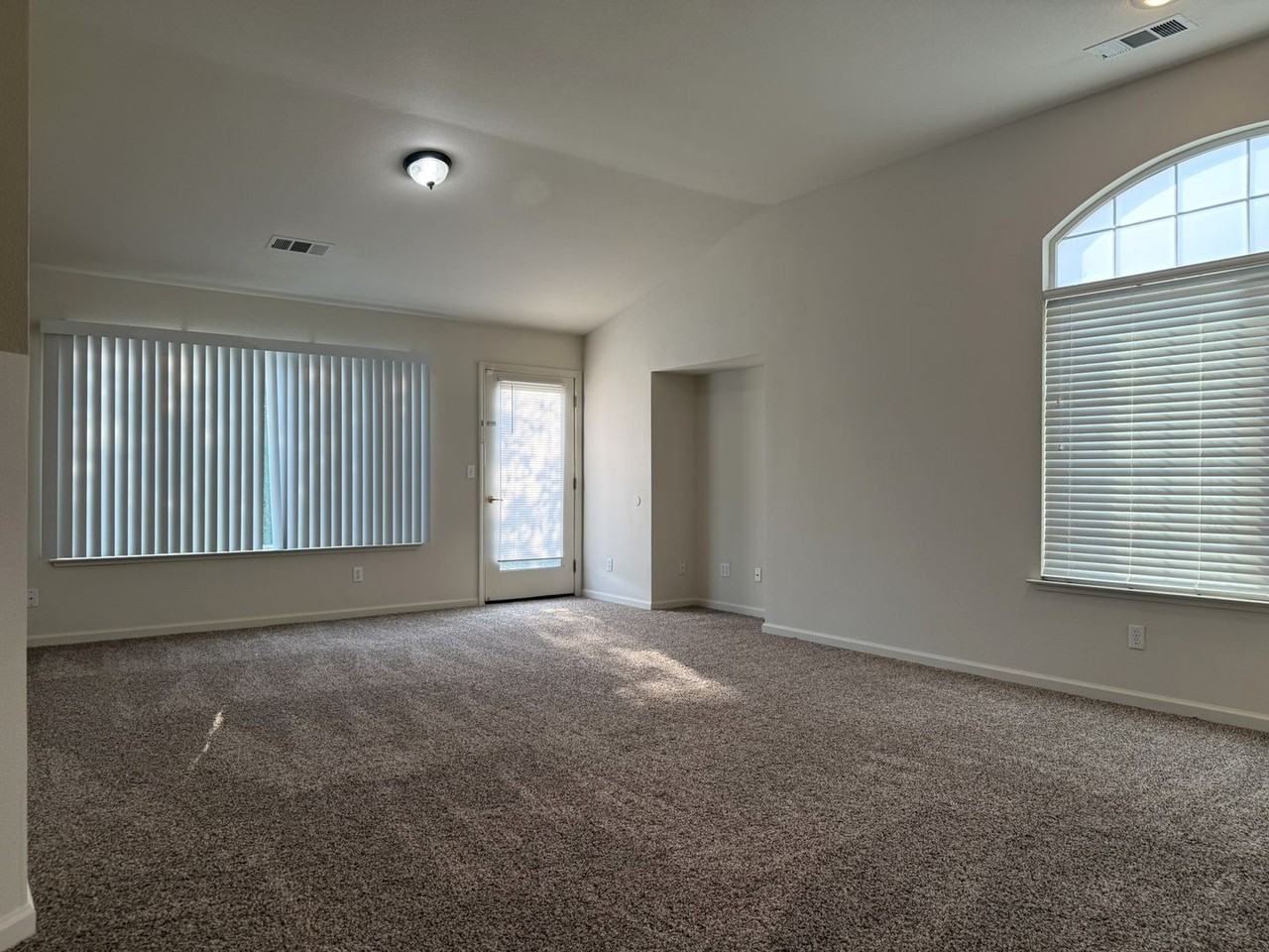 1360 Breezeway Ln - Photo 7 of 31