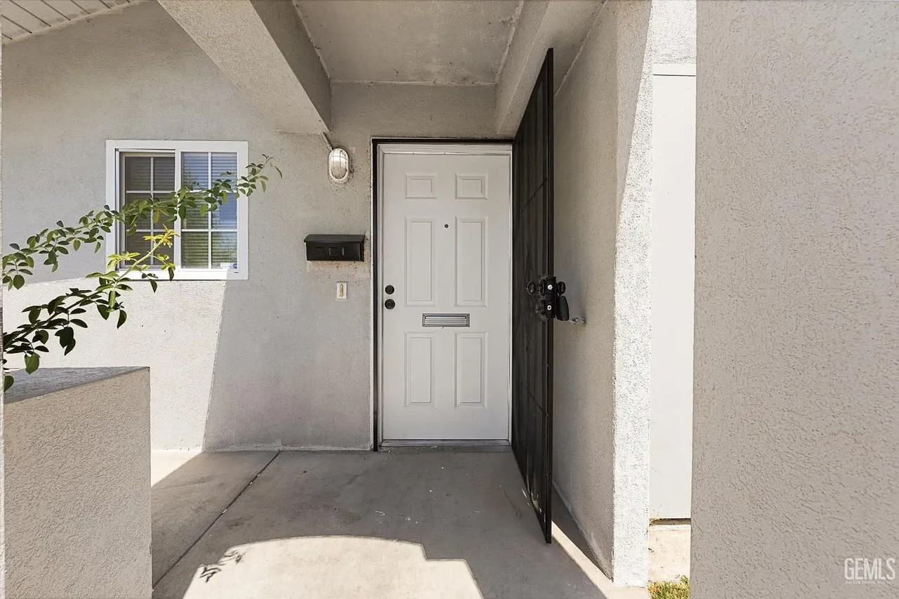 1604 E 11th St - Photo 3 of 15