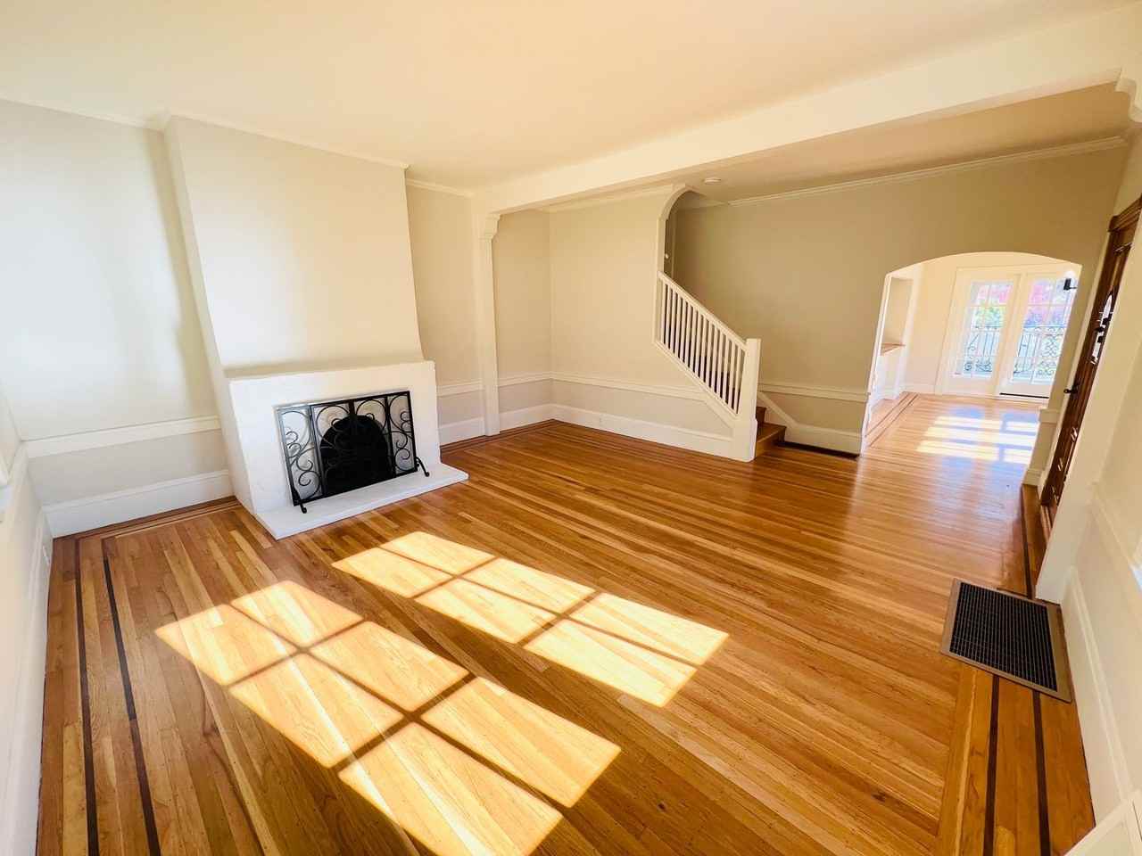 1070 Winsor Ave - Photo 3 of 23