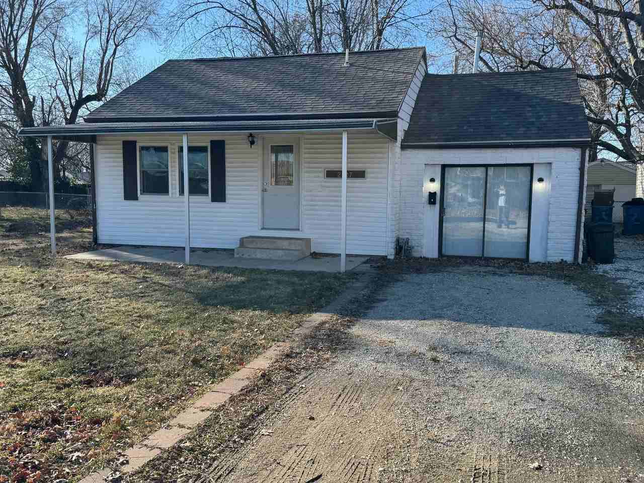 2927 S Glenwood Ave - Photo 2 of 26