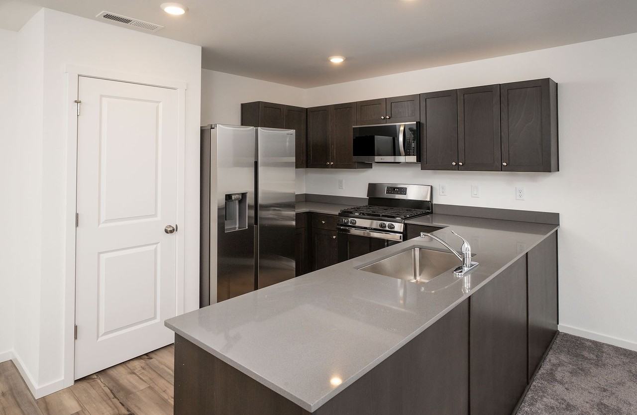 16649 Blue Pine St - Photo 5 of 30