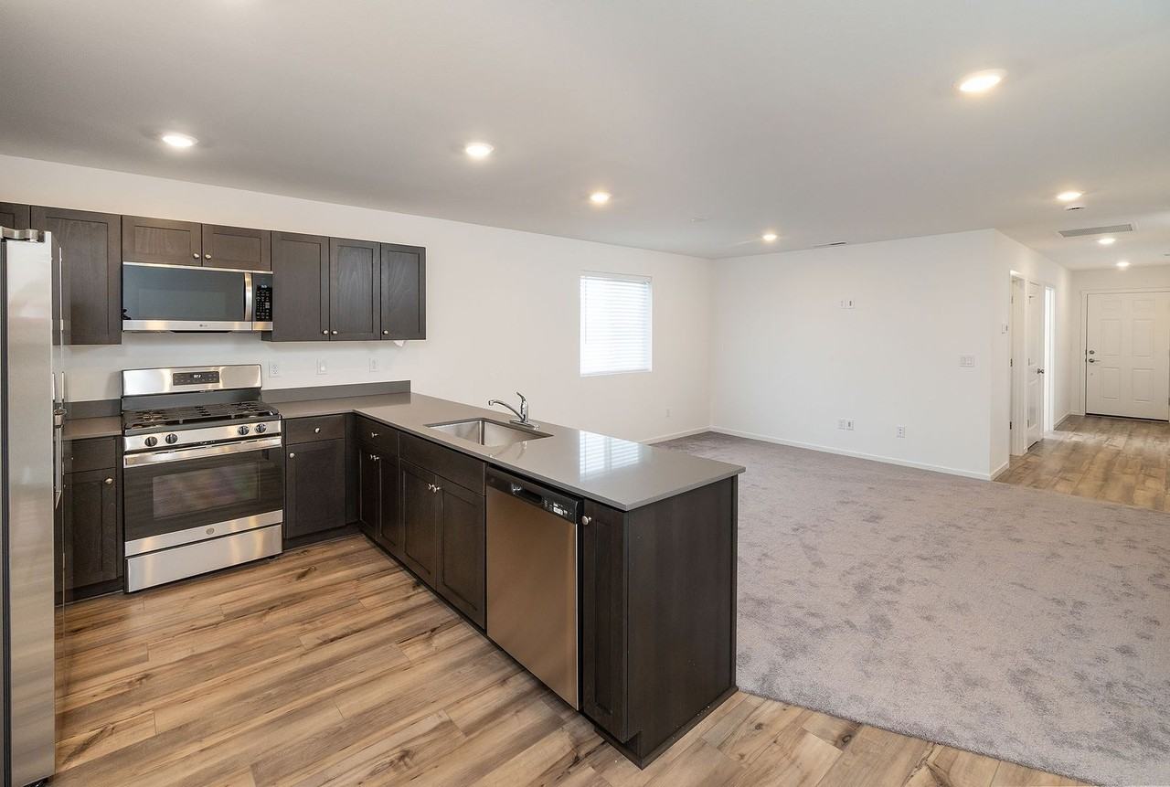 16649 Blue Pine St - Photo 7 of 30