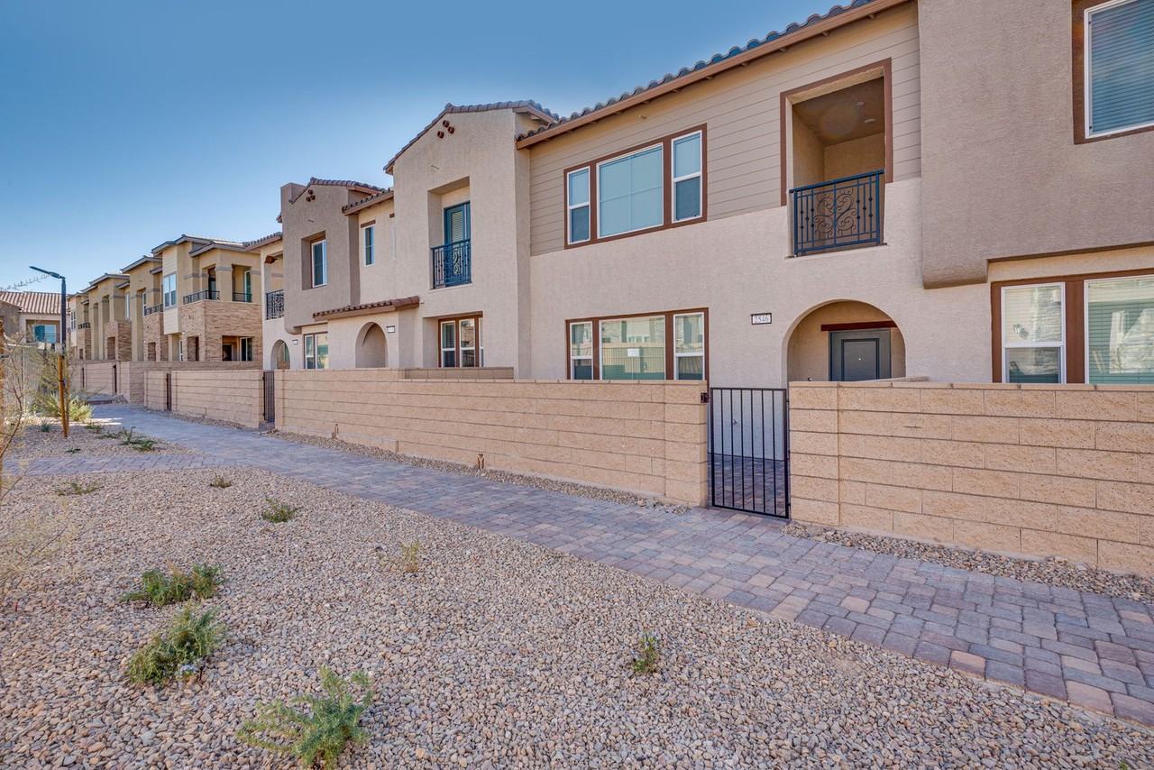2546 Venetia Pointe St