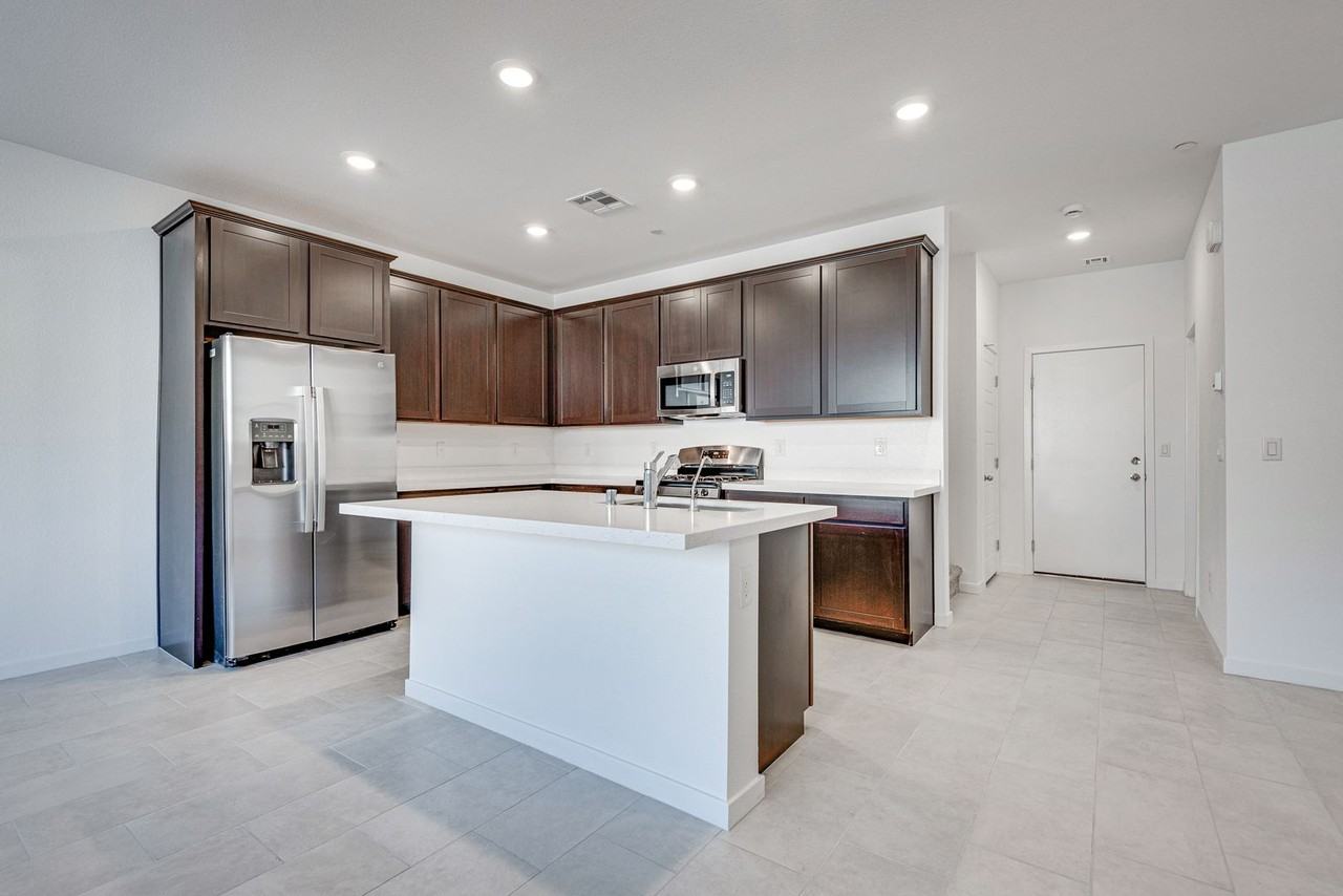 2546 Venetia Pointe St - Photo 3 of 22