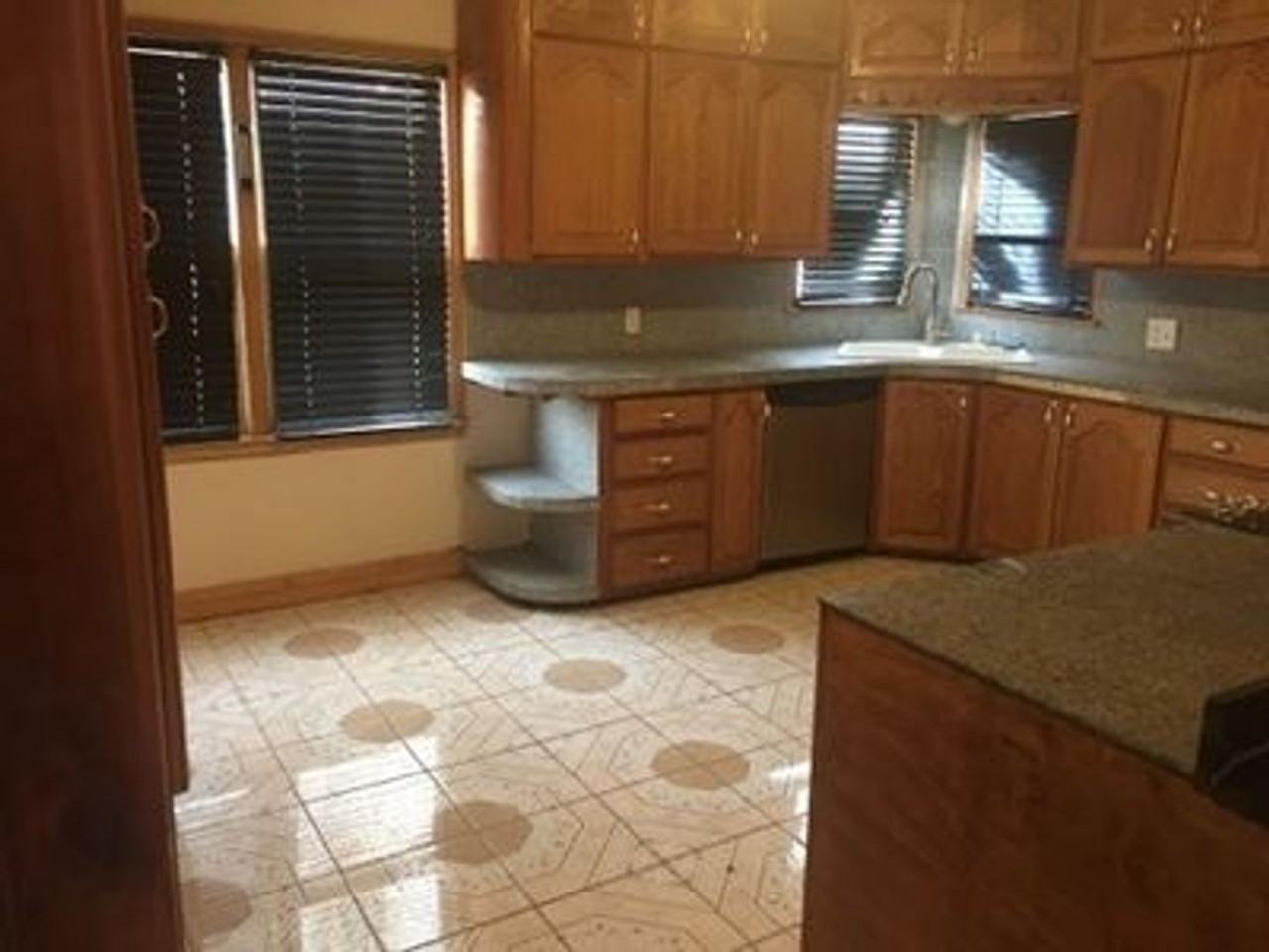 1003 N Pershing Ave - Photo 2 of 13