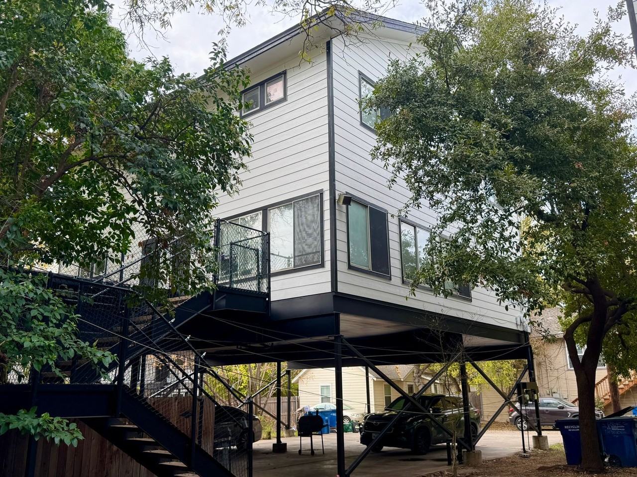 3410 Speedway - Photo 4 of 26