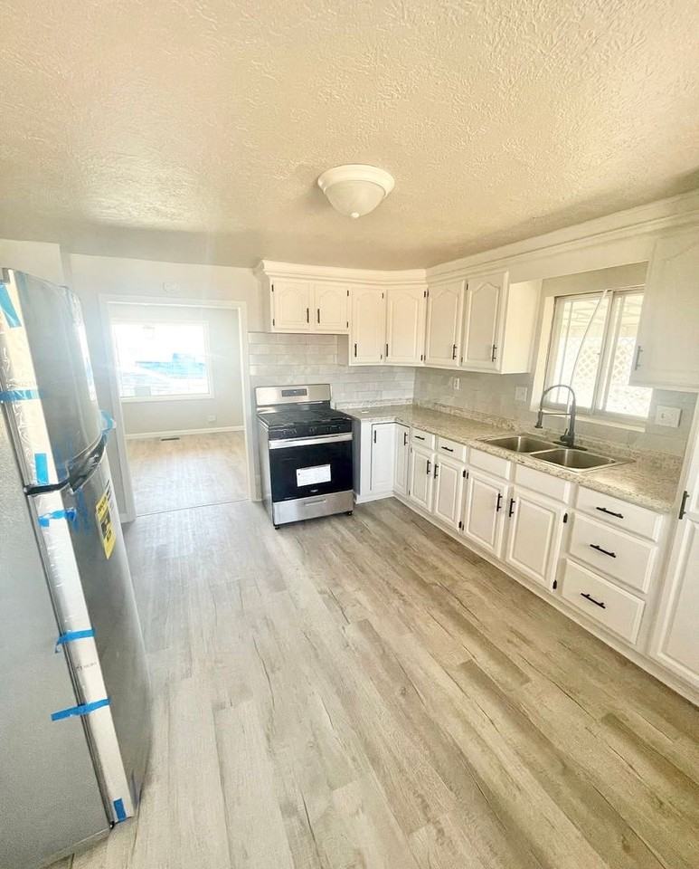 2623 E 16th St - Photo 3 of 8