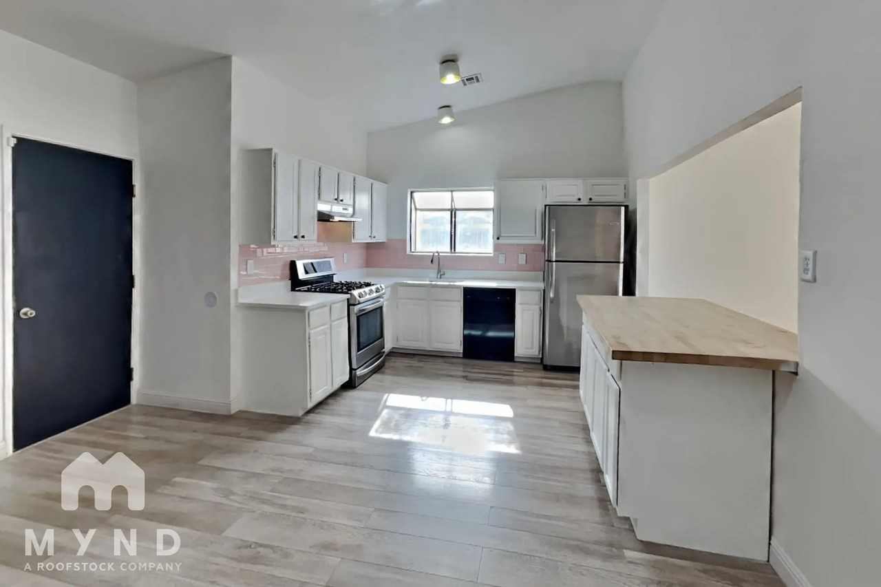 370 S Pemberton Ave - Photo 2 of 25