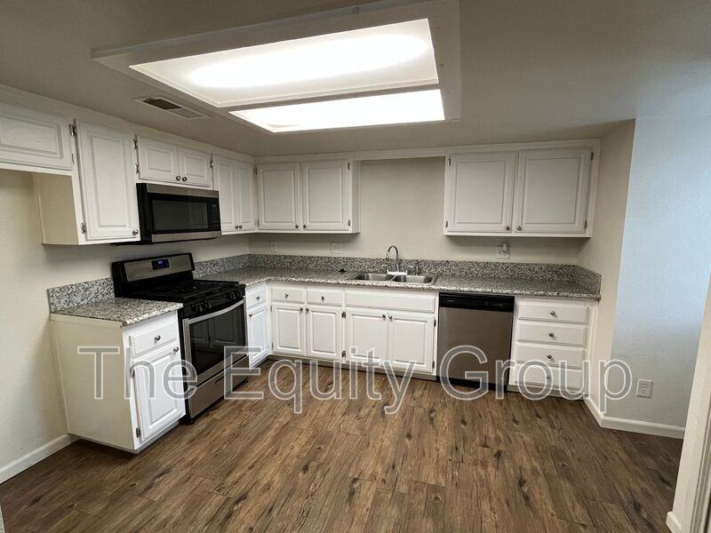 4052 W Meadow Ave - Photo 4 of 18