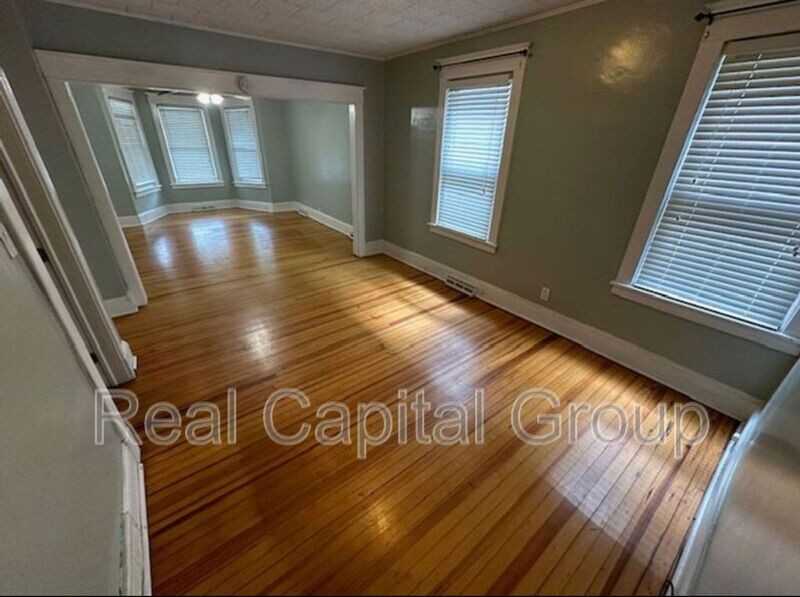 806 Park Ave #1 - Photo 3 of 16
