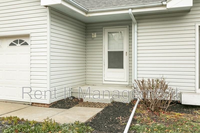 9709 S 20th St - Photo 3 of 33