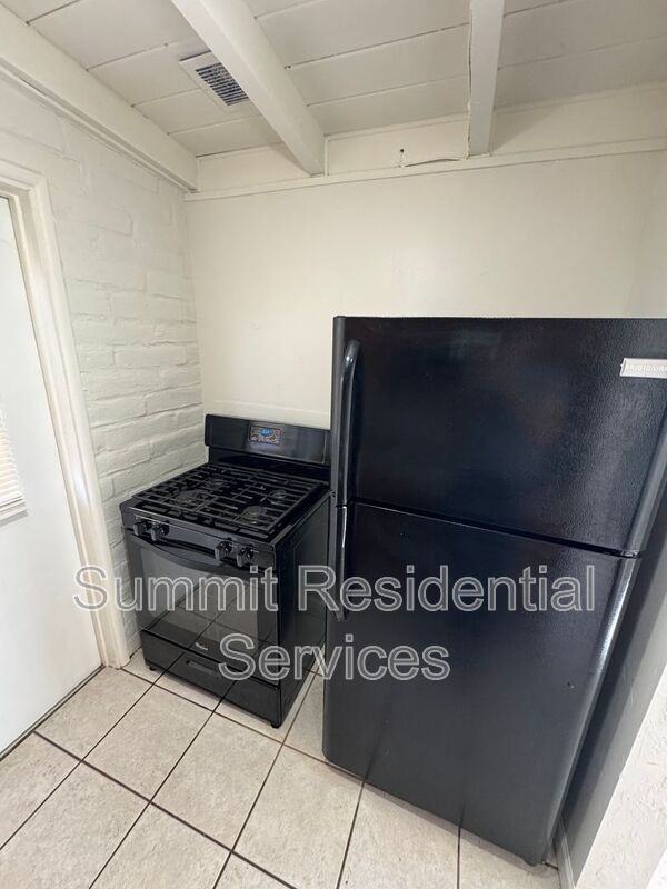 3235 E Water St - Photo 3 of 11