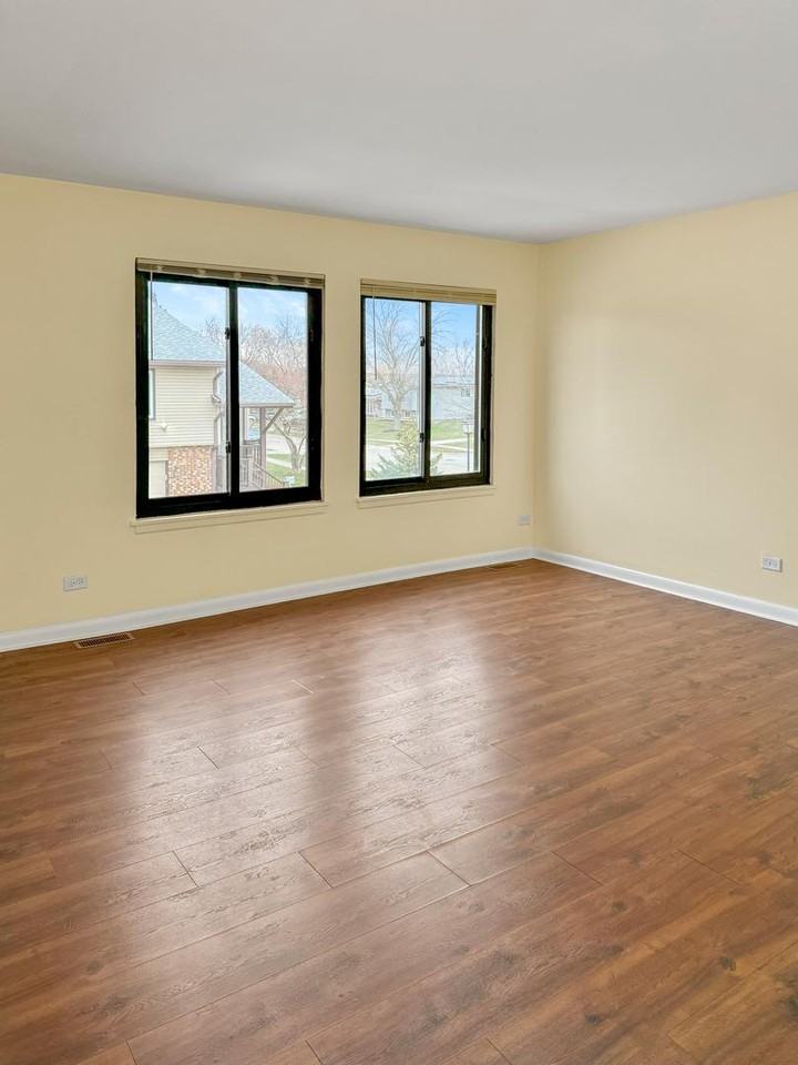 1324 Kingsbury Dr #1 - Photo 2 of 20